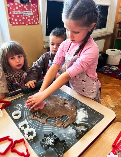 Pieczemy świąteczne pierniczki i ciasteczka w Jedyneczce